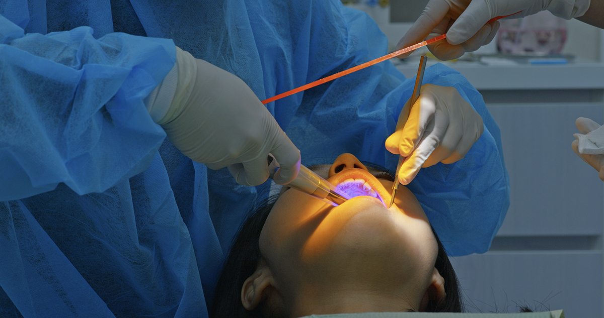 「水雷射療法」就能溫和又有效地清除感染,幫助牙周組織修復,讓你不用挨痛受苦也能好好治療